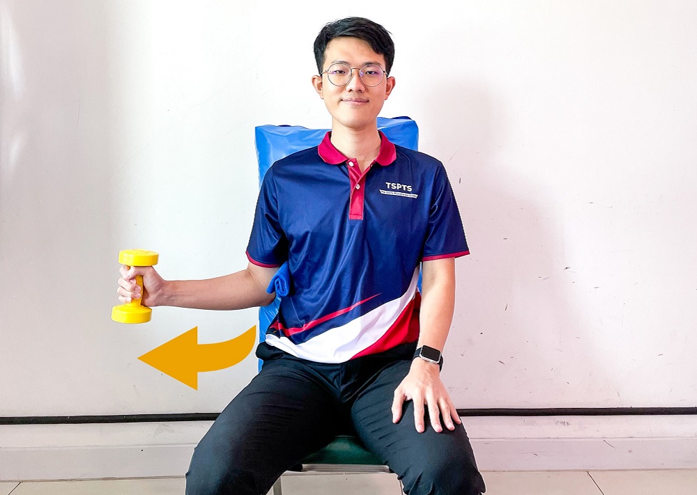 รูปที่ 1.1.2 ท่าออกกำลังกายเพิ่มความแข็งแรงของกล้ามเนื้อหมุนข้อไหล่ออกด้านนอก (shoulder external rotator muscles)