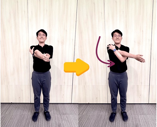 รูปที่ 1: แสดงท่ายืดกล้ามเนื้อด้านหลังข้อไหล่ (cross-body adduction stretch exercise)