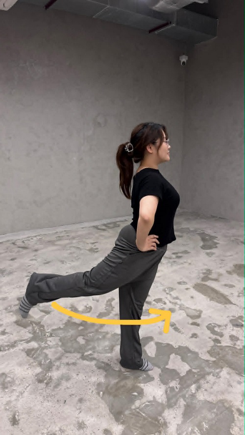 รูปที่ 2 แสดงการยืดเหยียดข้อสะโพกแบบเคลื่อนไหว
