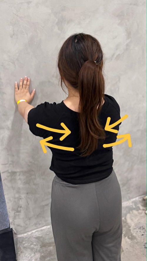รูปที่ 3 แสดงการออกกำลังกายกล้ามเนื้อป้องกันสะบักลอย (serratus anterior)