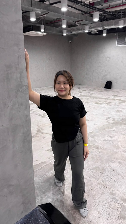 รูปที่ 7 แสดงการยืดกล้ามเนื้อหน้าอกแบบค้าง